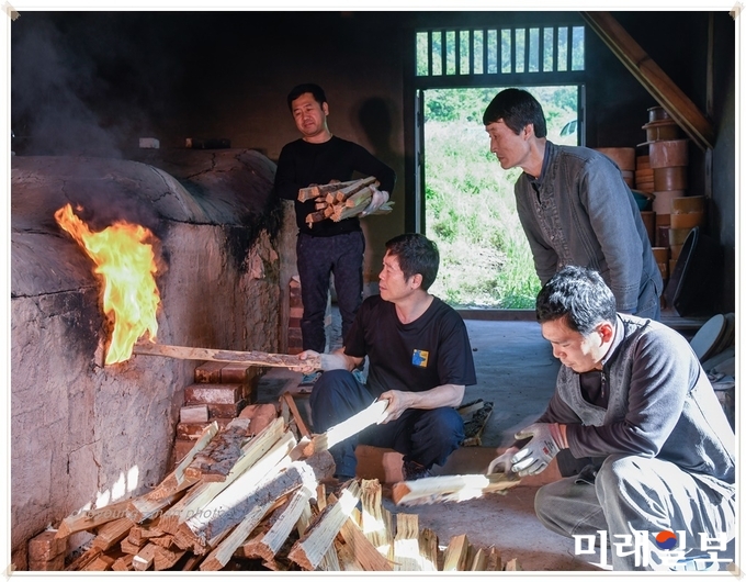 화목가마 작업을 위해 불을 지피고 있는 모습 / 사진=강진군 제공