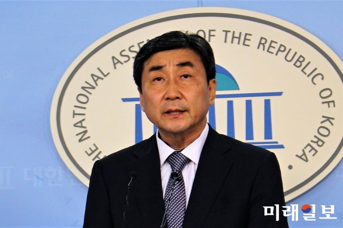 이종걸 더불어민주당 의원이 20일 국회 정론관에서 오는 8월 25일 열리는 전국대의원대회 당대표 출마를 공식 선언하고 있다./ 사진=김정현 기자
