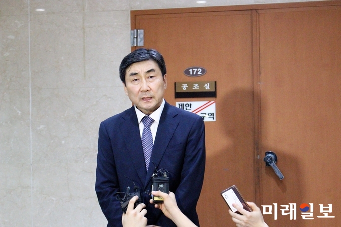 이종걸 더불어민주당 의원이 20일 국회 정론관에서 오는 8월 25일 열리는 전국대의원대회 당대표 출마를 공식 선언한 뒤 기자들과 일문일답을 하고 있다./사진= 김정현 기자