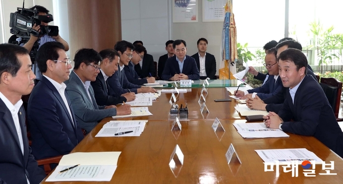김영록 전라남도지사가 20일 오후 민선 7기 출범과 함께 중앙정부와 지방정부의 소통ㆍ협력 강화하기 위해 전남도를 방문한 청와대 한병도 정무수석과 지역 현안에 대해 논의하고 있다. / 사진=전남도 제공