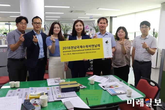 전남국제수묵비엔날레 사무국이 직원 8개팀 32명으로 구성된 전국 홍보단이 16개 시.도를 방문해 수묵비엔날레를 소개하고 입장권 사전예매 등을 하고 있다. / 사진=전남도 제공