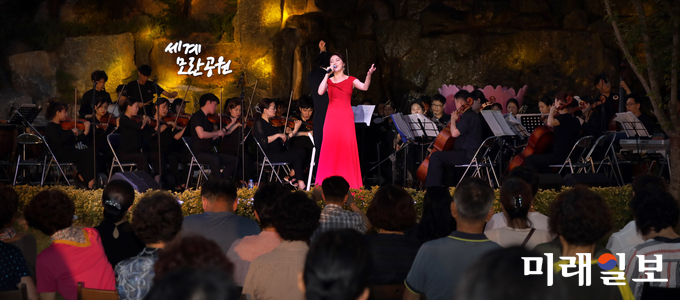 강진군 강진읍 세계모란공원 폭포광장에서 지난 19일 군민과 관광객이 함께 어울리는 화합 한마당 보은산 힐링콘서트가 열렸다. / 사진=강진군 제공