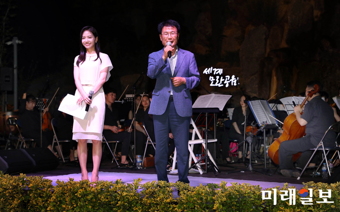 강진군 강진읍 세계모란공원 폭포광장에서 지난 19일 군민과 관광객이 함께 어울리는 화합 한마당 보은산 힐링콘서트에서 이승옥 강진군수가 인사말을 하고 있다. / 사진=강진군 제공