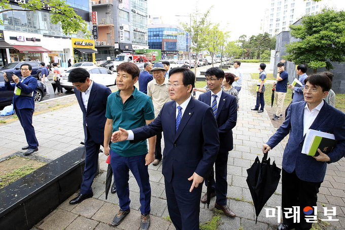문인 광주 북구청장이 민선7기 민생경제 활성화 핵심사업인 현장 중심의 기업활동 지원에 본격 나선 가운데 첨단지구 민원현장을 방문하고 있다. / 사진=북구청 제공