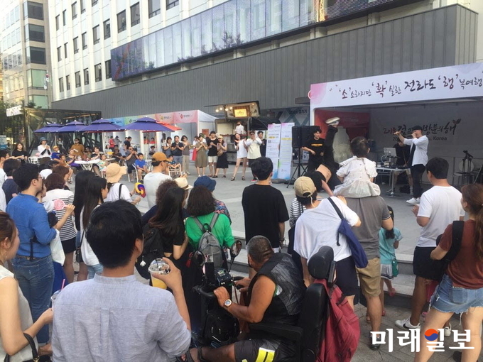호남권관광진흥협의회가 지난 20일부터 21일까지 서울 대표 관광지인 청계천 광장에서 '소'소하지만 '확'실한 전라도 '행'복여행이라는 내용으로 호남여행체험전을 개최했다. / 사진=광주시 제공