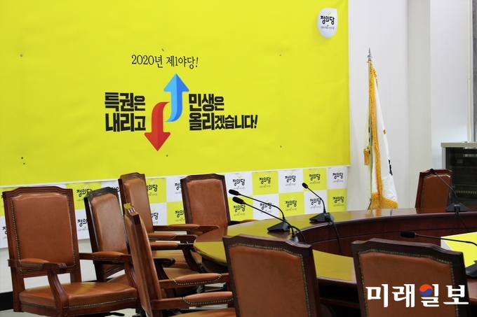 노희찬 의원의 사망사실이 알려지자 국회 정의당 당대표실과 원내대표실은 텅 비어있다./사진=김정현 기자