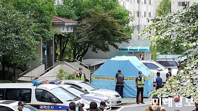 드루킹에게 불법 정치자금 수수 의혹을 받던 노회찬 정의당 원내대표가 23일 오전 서울 중구의 한 아파트에서 투신 사망했다. 이날 투신장소에서 경찰 관계자들이 사건을 조사하고 있다./사진=인뉴스 신대식 기자