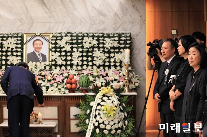 故 노회찬 정의당 원내대표가 투신 사망한 23일 오후 서울 신촌세브란스 병원 장례식장에 마련된 빈소에서 이정미 대표를 비롯해 심상정 의원 등이 조문객을 맞고 있다./사진=장건섭 기자