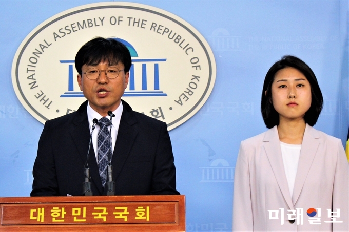 정태흥 민중당 공동대표(왼쪽)와 이은혜 대변인이 24일 오전 국회 정론관에서 북한 조선사회민주당과의 교류 협력에 대해 기자회견을 하고 있다./사진=김정현 기자