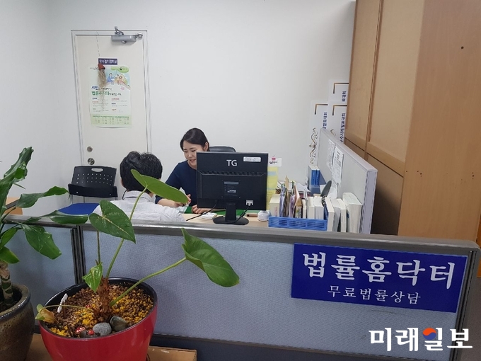 광주 서구가 취약계층 주민들을 위해 운영하는 무료법률지원 사업 ‘법률홈닥터’가 큰 호응을 얻고 있다. / 사진=서구청 제공