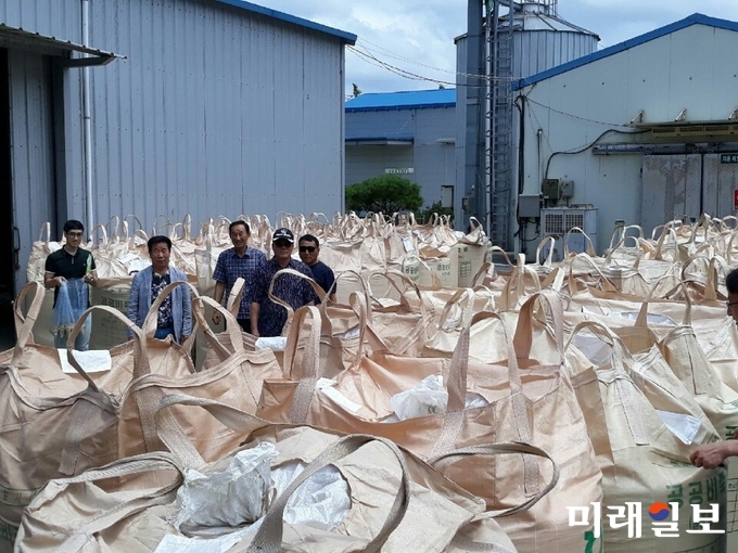 전남 강진군은 ㈜일화가 생산하는 한국의 토종 콜라 맥콜의 원료인 유기농 겉보리를 지난 24일 신전면 벌정리에 있는 영동농장 광장에서 1차 가공업체인 ㈜피케이크린푸드를 통해 130톤을 매입했다. / 사진=강진군 제공