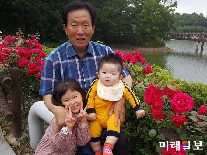광주 서구가 지난 5월 풍암호수 장미원 개장과 함께 진행한 SNS 사진 공모전에서 최우수 인기상 수상 작품 / 사진=서구청 제공