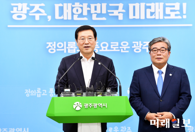 이용섭 광주광역시장이 25일 오전 시청 브리핑룸에서 민선7기 광주시 초대 문화경제부시장으로 이병훈 전 아시아문화중심도시추진단장을 선임했다고 발표하고 있다./사진=광주시 제공