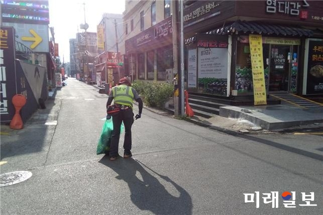 광주 남구청 소속 환경미화원이 지난 24일 오후 폭염경보가 발효된 가운데 주월동 일원에서 깨끗한 길거리를 만들기 위해 쓰레기를 수거하고 있다. / 사진=남구청 제공