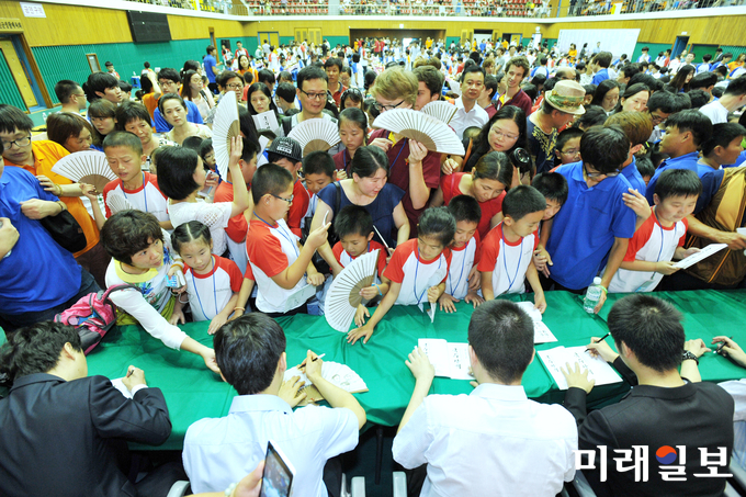 세계 최강을 가리는 한여름 바둑대축제인 ‘제5회 전라남도 국수산맥 국제바둑대회’가 27일부터 4일간 영암에서 개막해 강진과 신안 일원에서 열린다. 사진은 전년도 강진어린이집에 운집한 바둑 애호가들 / 사진=전남도 제공