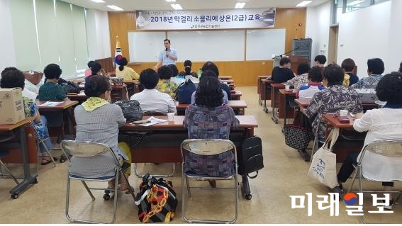 김성만 한국천연발효연구원 원장 교육 모습 / 사진=강진군 제공