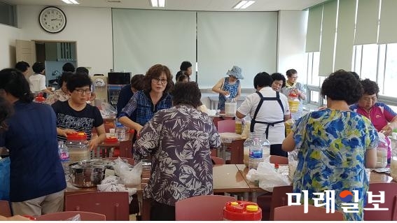 막걸리 만들기 실습 모습 / 사진=강진군 제공