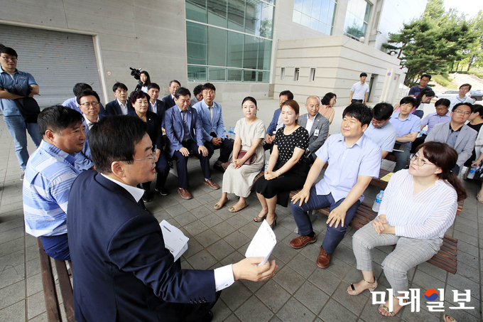 문인 광주 북구청장이 중외공원 일원의 문화예술벨트 현장을 방문해 문화․예술단체 및 공원 이용 주민들과 소통하는 자리를 가졌다. / 사진=북구청 제공