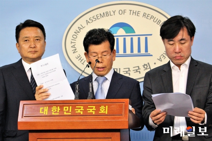 김영환 바른미래당 전 경기지사 후보(왼쪽부터)와 영하 전 성남판 적폐인물 이재명, 은수미 진실은폐 진상조위원회 위원장, 하태경 의원이 25일 오후 서울 여의도 국회 정론관에서 이재명 지사와 은수미 성남시장의 조폭 연루설과 관련해 기자회견하며 고발장을 들어보이고 있다./사진=김정현 기자