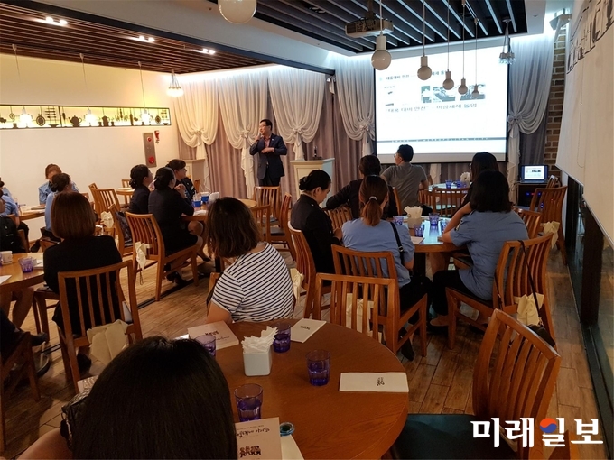 광주광역시는 25일 오전 11시 김대중컨벤션센터 강당에서 이연 시민안전실장 주재로 ‘풀뿌리 안전문화 운동 전개 협조 및 어린이 안전한 통학로 확보 등 녹색어머니회 역량강화를 위한 간담회’를 개최했다. / 사진=광주시 제공