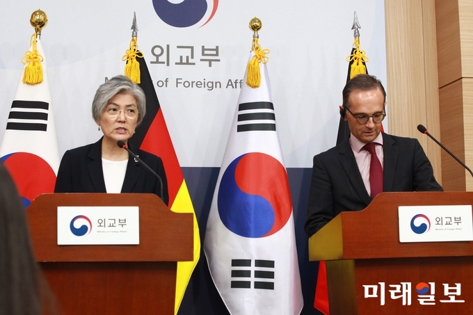강경화 외교부장관과 하이코 마스 독일 외무장관이 26일 서울 종로구 외교부 브리핑룸에서 한-독 외교장관 공동기자회견을 하고 있다./사진=장건섭 기자