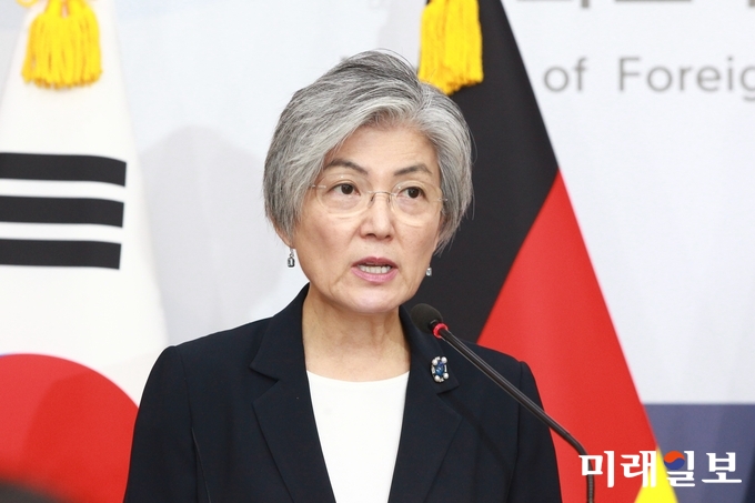 강경화 외교부장관이 하이코 마스 독일 외무장관과 26일 서울 종로구 외교부 브리핑룸에서 한-독 외교장관 공동기자회견을 하고 있는 가운데 취재진의 질문에 대답하고 있다./사진=장건섭 기자