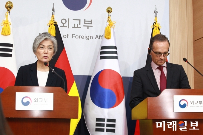 강경화 외교장관과 하이코 마스 독일 외무장관이 26일 서울 외교부에서 열린 공동기자회견에서 취재진의 질문에 답하고 있다./사진=장건섭 기자