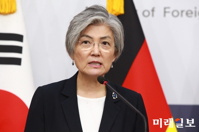 강경화 외교부장관이 하이코 마스 독일 외무장관과 26일 서울 종로구 외교부 브리핑룸에서 한-독 외교장관 공동기자회견을 하고 있는 가운데 취재진의 질문에 대답하고 있다./사진=장건섭 기자