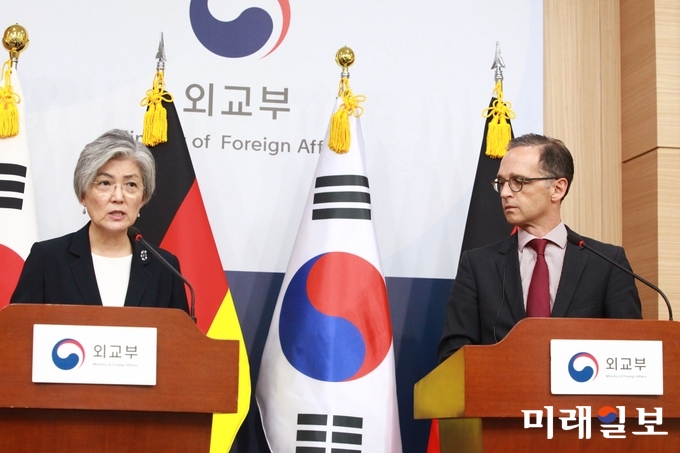 강경화 외교부장관이 하이코 마스 독일 외무장관과 26일 서울 종로구 외교부 브리핑룸에서 한-독 외교장관 공동기자회견을 하고 있는 가운데 취재진의 질문에 대답하고 있다./사진=장건섭 기자