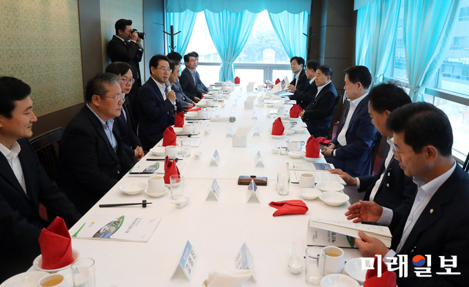 김영록 전남지사는 26일 서울 여의도 국회 근처 음식점에서 지역 국회의원과 간담회를 갖고, 국고지원 협조를 부탁했다. 주승용 국회부의장, 서삼석·윤영일·이개호·이용주·이정현·정인화·최도자·황주홍 국회의원이 참석했다. 기후변화 대응 농업연구단지 및 에코 생태식물공원 조성, 여수세계박람회장 컨벤션센터 건립, 남해안철도(목포~보성) 건설 및 전철화 등 지역 현안사업을 설명하고 국고지원을 요청했다. / 사진=전남도 제공