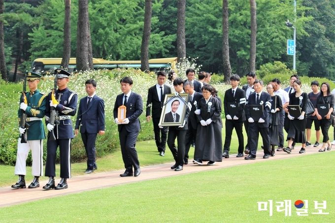 故 노회찬 의원의 유족들이 고인의 영정을 받들고 침울한 표정으로 국회 본청 앞 영결식장으로 들어서고 있다. /사진=김정현 기자