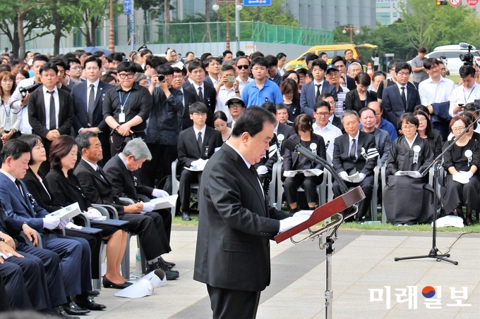 27일 국회 본관 앞에서 열린 故 노회찬 의원 영결식에서 문희상 국회의장이 영결사를 낭독하고 있다./사진=김정현 기자