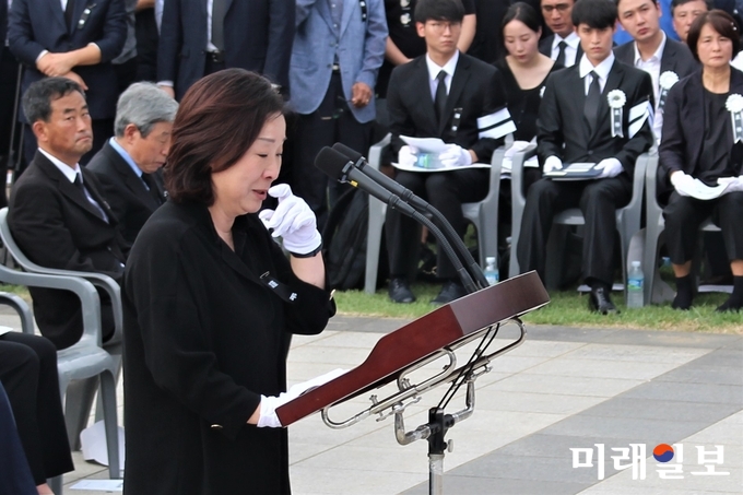 27일 국회 본관 앞에서 열린 故 노회찬 의원 영결식에서 심상정 정의당 의원이 조사 도중 울먹이고 있다./사진= 김정현 기자
