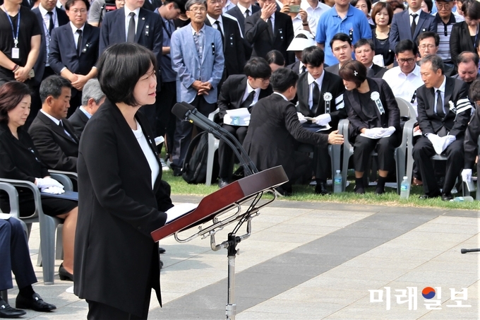 27일 국회 본관 앞에서 열린 故 노회찬 의원 영결식에서 이정미 정의당 대표가 조사를 하고 있다./사진= 김정현 기자
