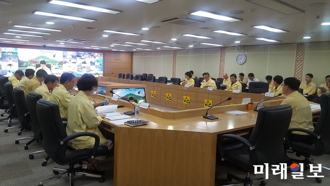 전라남도는 폭염 장기화로 온열질환자 132명이 발생하고 253농가에서 41만 2천여 마리의 가축이 폐사함에 따라 27일 관계부서와 시군 실과장이 참석하는 폭염피해 최소화 대책회의를 갖고 협업체계를 강화해 총력 대응키로 했다. / 사진=전남도 제공