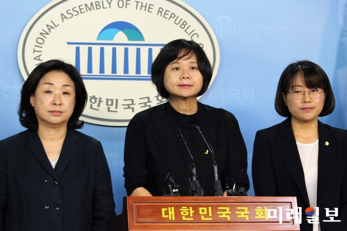 이정미 정의당 대표(가운데)가 심상정(왼쪽), 추혜선 의원과 함께 30일 오전 서울 여의도 국회 정론관에서 故 노회찬 원내대표의 마지막 가는 길을 함께해 준 국민께 드리는 감사인사를 하고 있다./사진=김정현 기자