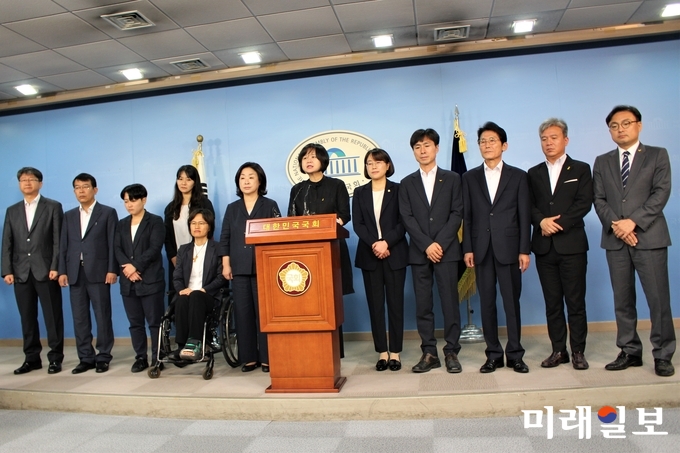 이정미 정의당 대표를 비롯 소속 의원 및 당원들이 30일 오전 서울 여의도 국회 정론관에서 故 노회찬 원내대표의 마지막 가는 길을 함께해 준 국민께 드리는 감사인사를 하고 있다./사진=김정현 기자