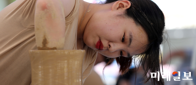 지난 29일 2018 전국 물레성형경진대회장인 전남 강진군 대구면 청자촌에서 경진대회에 참가한 도예가들이 물레를 돌려가며 항아리를 만들고 있다. / 사진=강진군 제공