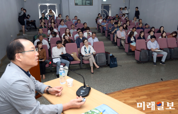 강진고려청자박물관 시청각에서 이희관 前 호림박물관 학예연구실장이 ‘강진 사당리요장 자기제작의 실상과 특질’을 주제로 발표하고 있다. / 사진=강진군 제공