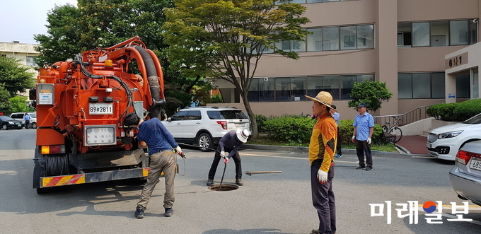 광주 서구가 지난3월부터 6월까지 ‘우리동네 공동주택 노후 하수관로 사전점검 서비스’를 실시했다. / 사진=서구청 제공