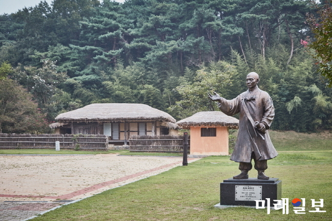충청남도 홍성군 결성면 만해로318번길 83 (결성면)에 있는 만해 한용운의 생가지와 동상./사진=미래일보 DB