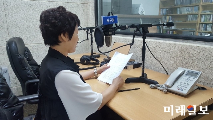 광주 서구가 시각장애인과 고령자, 이주 외국인 등 글을 읽기 어려운 정보 소외계층을 위해 서구소식을 대본으로 만든 뒤 녹음해 음성파을로 지원하는 서비스를 제공한다. / 사진=서구청 제공