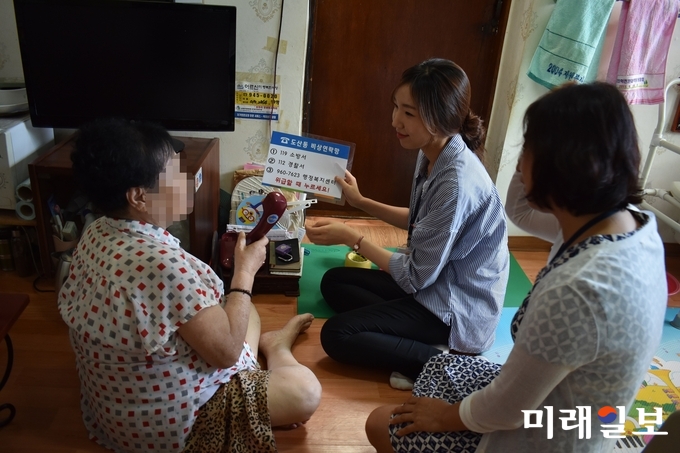 광주 광산구 도산동 행정복지센터가 취약계층 1인가구의 응급상황 대처를 돕기 위해 비상연락망 사업을 시작했다. / 사진=광산구 제공
