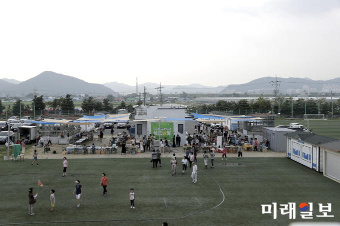 강진만 생태공원의 주요 출입구 남포축구장 광장에 ‘사람과 문화가 어우러지는 소통공간’조성을 위한‘남포놀장’ 전경 / 사진=강진군 제공