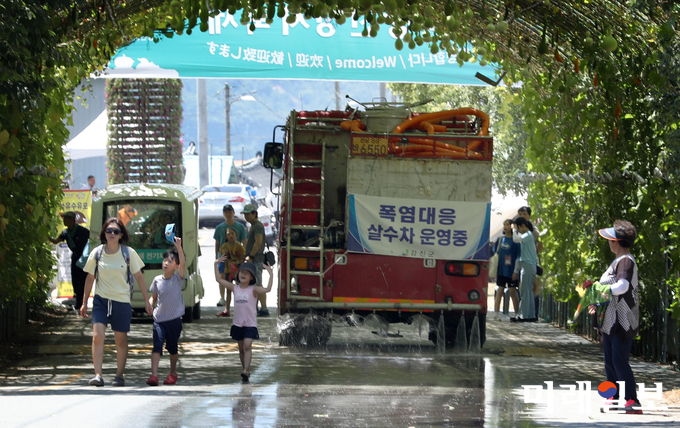 지난 1일 제46회 강진청자축제장인 전남 강진군 대구면 청자촌에서 물 뿌리기에 나선 살수차가 축제장을 돌아다니고 있다. / 사진=강진군 제공
