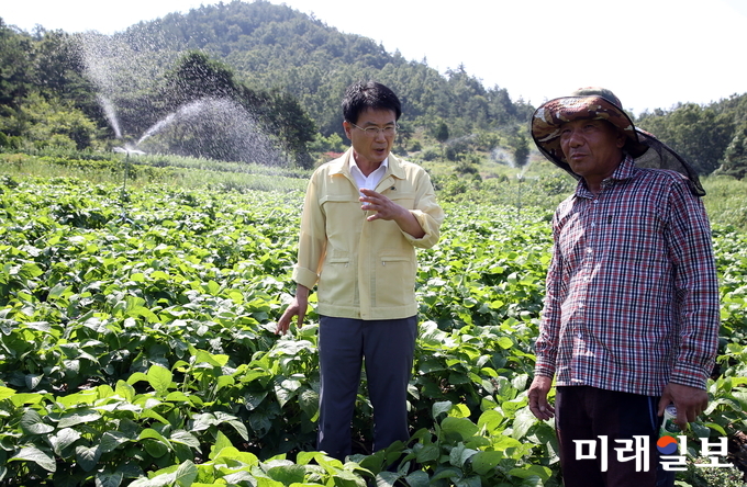 이승옥 강진군수가 지난 2일 오전 강진군 칠량면 송산마을 가뭄현장에서 농업인의 애로사항을 청취하고 있다. / 사진=강진군 제공