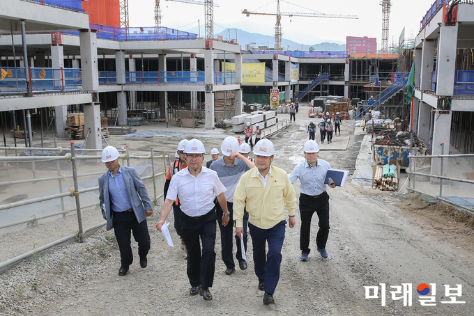 임택 광주 동구청장이 폭염이 지속되는 가운데 계림8구역 건설현장을 방문해 폭염 대응에 총력을 기울이고 있다. / 사진=동구청 제공