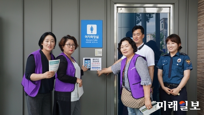 광주 광산구가 6일 광주송정역에서 광산경찰서, 구 여성단체협이회 등과 불법카메라 추방 캠페인을 열고 역 안 공중화장실 등을 합동 점검했다. / 사진=광산구 제공