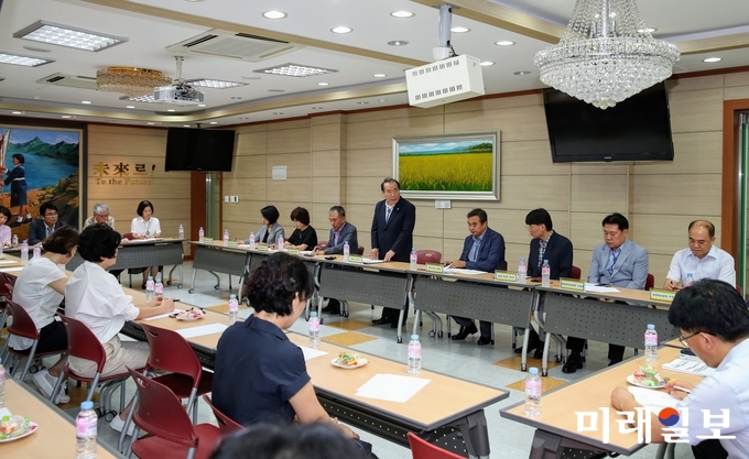 광주시교육청이 6일 모 사립여고 학부모들과 함께 교육과정 안정화를 위한 대화를 실시했다. / 사진=광주시교육청 제공
