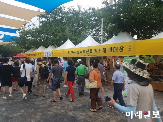 전남 강진군 농수특산물 직거래사업단이 제46회 강진청자축제가 열린 도암면 청자축제 행사장 일원에서 전국 관광객들에게 우수농수특산물을 알리기 위해 판매부스를 운영했다. / 사진=강진군 제공
